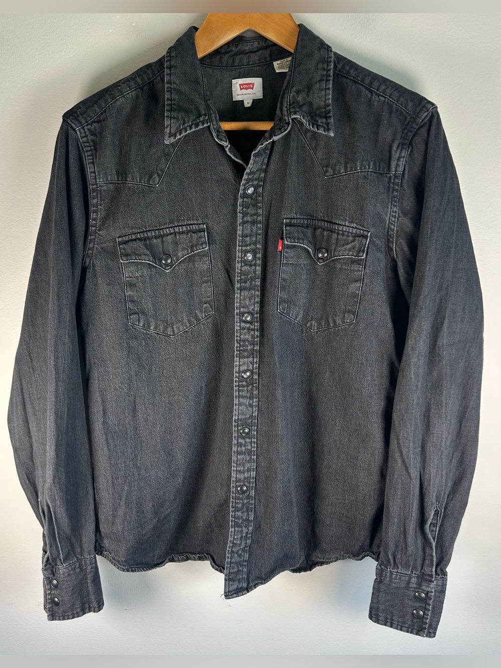 Levi's Men’s Button Up Shirt Size M Western Red Tab Denim Black Pearl Snap EUC
